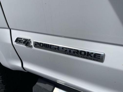 Oxford White 2022 Ford F-350 Lariat Super Duty