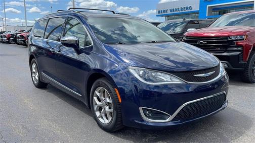 Photo 2 of 32 of 2018 Chrysler Pacifica Limited