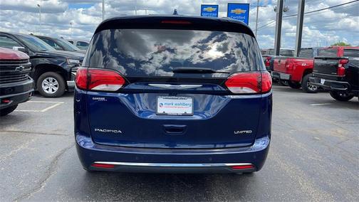 Photo 5 of 32 of 2018 Chrysler Pacifica Limited