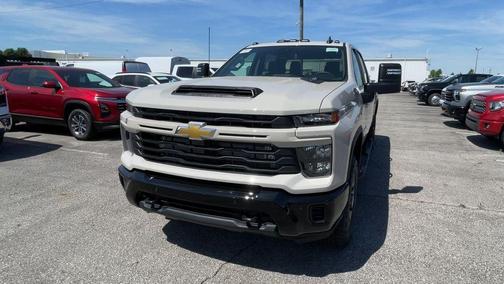 White Sand 2026 Chevrolet Silverado 2500 Custom
