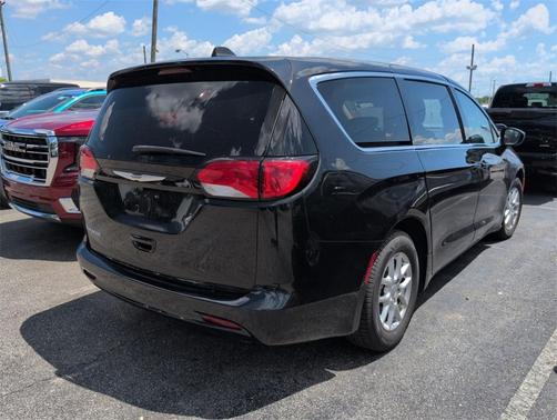 2022 Chrysler Voyager LX