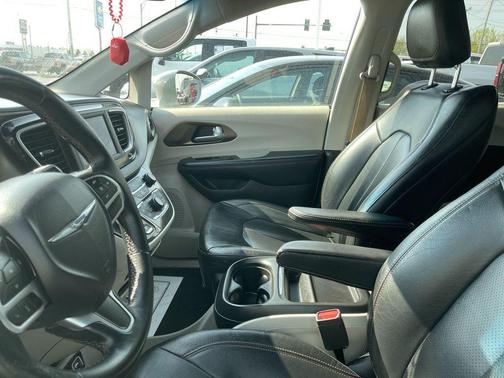 Billet Silver Metallic Clearcoat 2018 Chrysler Pacifica Touring-L