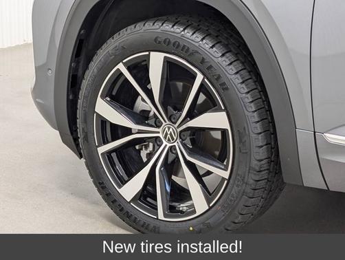 Platinum Gray Metallic 2024 Volkswagen Atlas 2.0T SEL PREMIUM R-LINE