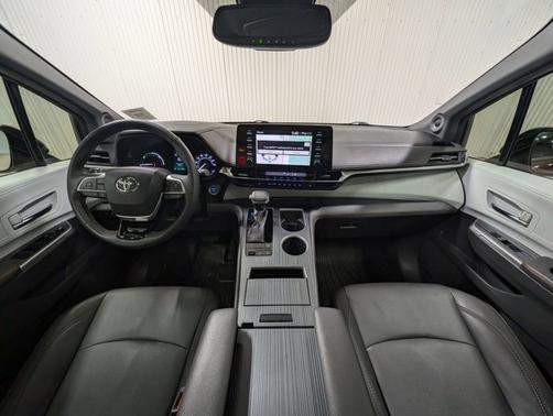 2022 Toyota Sienna XSE 7 PASSENGER