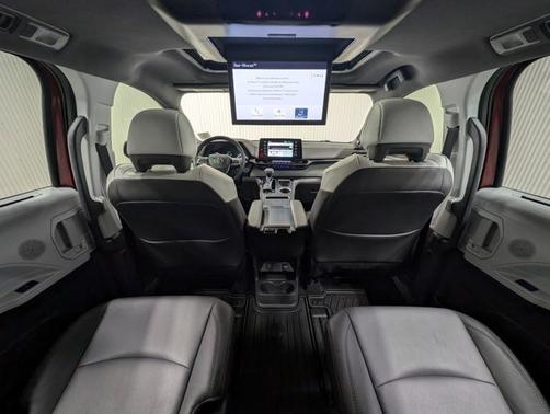 2022 Toyota Sienna XSE 7 PASSENGER