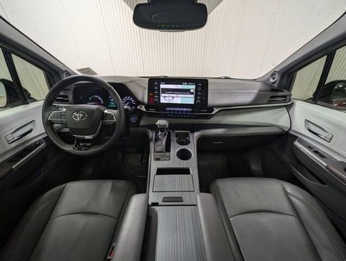 2022 Toyota Sienna XSE 7 PASSENGER