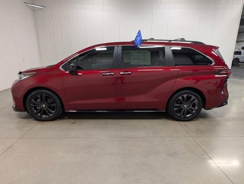 2022 Toyota Sienna XSE 7 PASSENGER