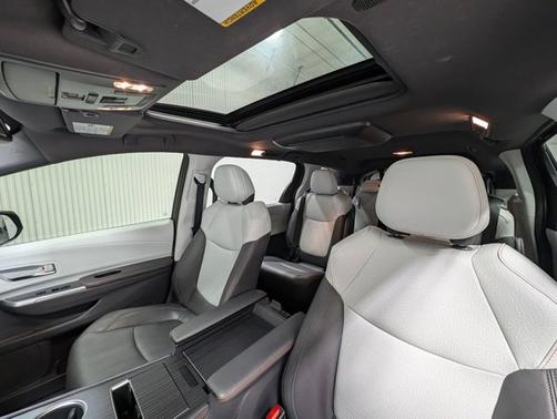2022 Toyota Sienna XSE 7 PASSENGER