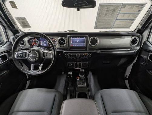 Bright White Clearcoat 2019 Jeep Wrangler Unlimited SAHARA