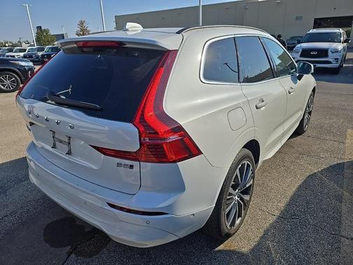2022 Volvo XC60 B5 Momentum