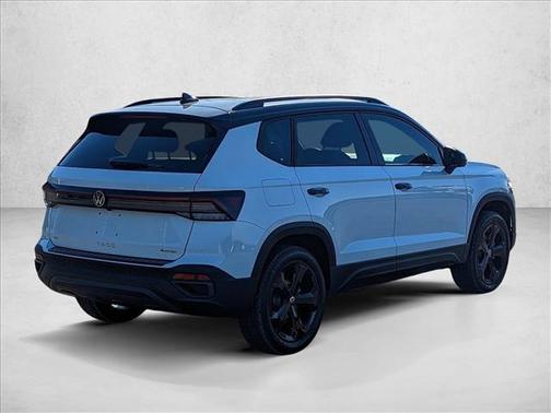 Pure White w/Deep Black Roof 2025 Volkswagen Taos 1.5T SE Black