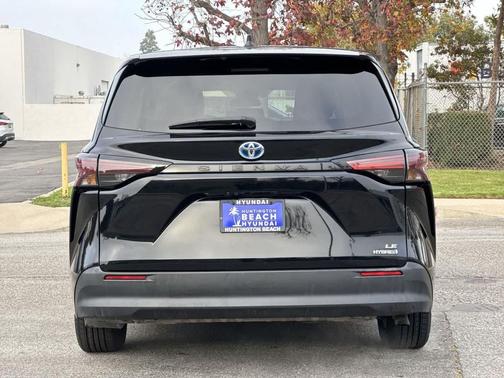 2024 Toyota Sienna LE