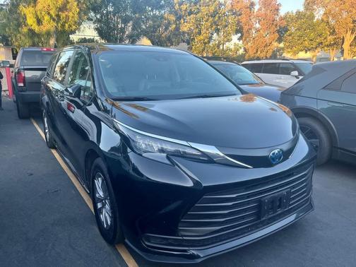 2024 Toyota Sienna LE