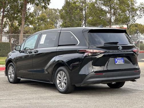 2024 Toyota Sienna LE