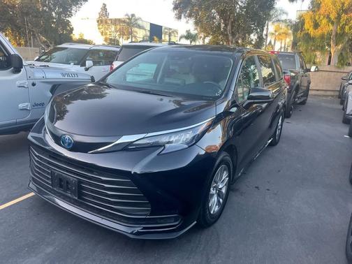 2024 Toyota Sienna LE