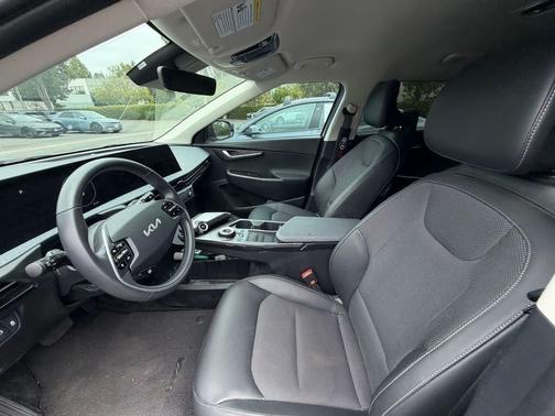 Snow White Pearl 2024 Kia EV6 Light