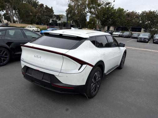 Snow White Pearl 2024 Kia EV6 Light