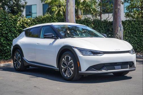 Snow White Pearl 2024 Kia EV6 Light
