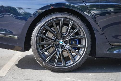 Carbon Black Metallic 2022 BMW 740 i