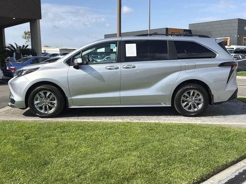 2025 Toyota Sienna LE