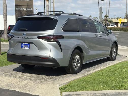 2025 Toyota Sienna LE