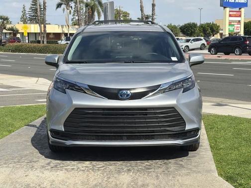 2025 Toyota Sienna LE