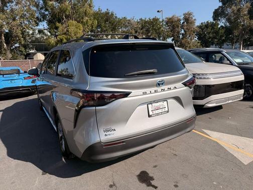2025 Toyota Sienna LE
