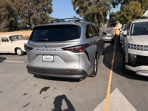 2025 Toyota Sienna LE