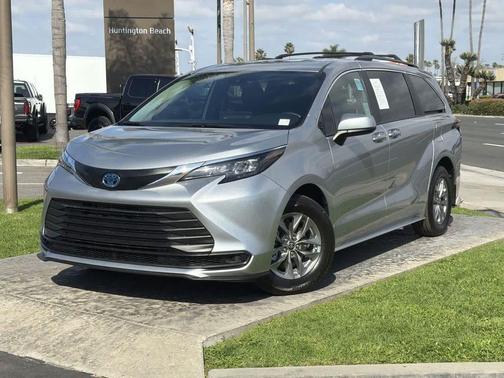 2025 Toyota Sienna LE