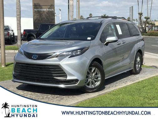 2025 Toyota Sienna LE