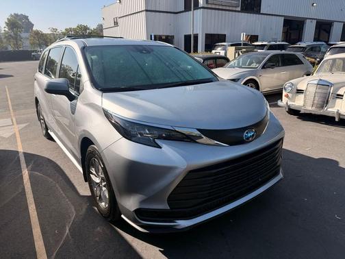 2025 Toyota Sienna LE
