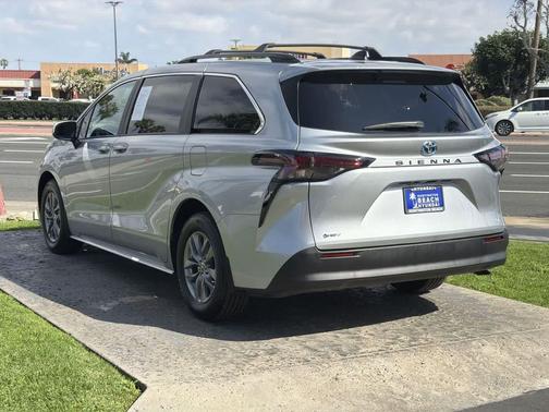 2025 Toyota Sienna LE
