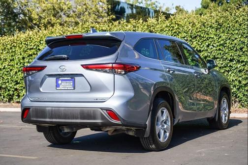 Moon Dust 2021 Toyota Highlander LE