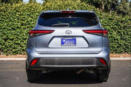 Moon Dust 2021 Toyota Highlander LE