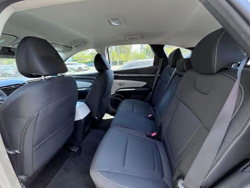 2023 Hyundai TUCSON SE