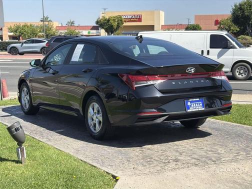2023 Hyundai ELANTRA SE