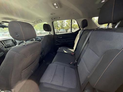 Silver Ice Metallic 2019 Chevrolet Traverse LS