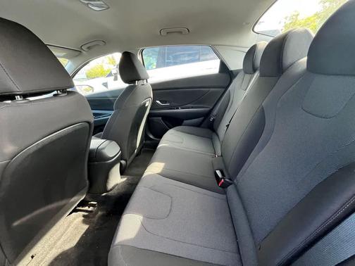 2023 Hyundai ELANTRA SE