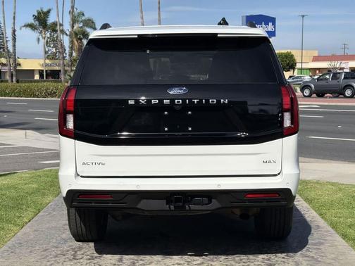 Star White Metallic Tri-Coat 2025 Ford Expedition Max Active 4x2