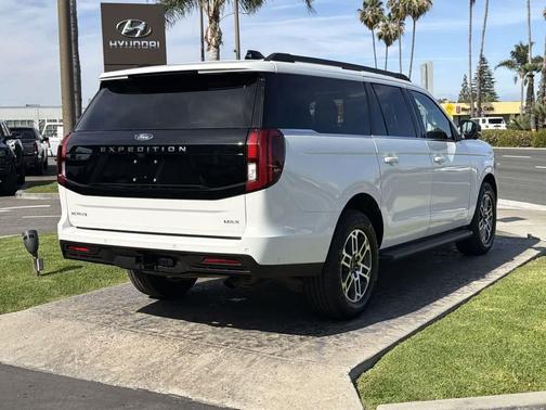 Star White Metallic Tri-Coat 2025 Ford Expedition Max Active 4x2