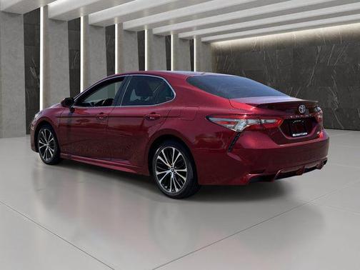 Pearl 2018 Toyota Camry SE
