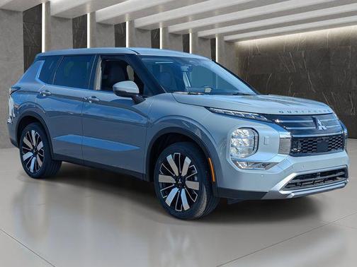 Moonstone Gray Metallic 2026 Mitsubishi Outlander SE 1.5T S-AWC