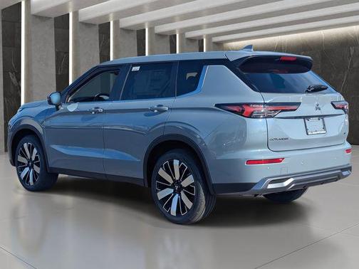 Moonstone Gray Metallic 2026 Mitsubishi Outlander SE 1.5T S-AWC
