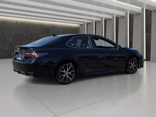 Midnight Black Metallic 2022 Toyota Camry SE
