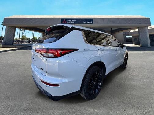 White Diamond 2024 Mitsubishi Outlander SE S-AWC