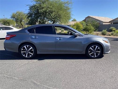 Photo 4 of 30 of 2016 Nissan Altima 2.5 SR