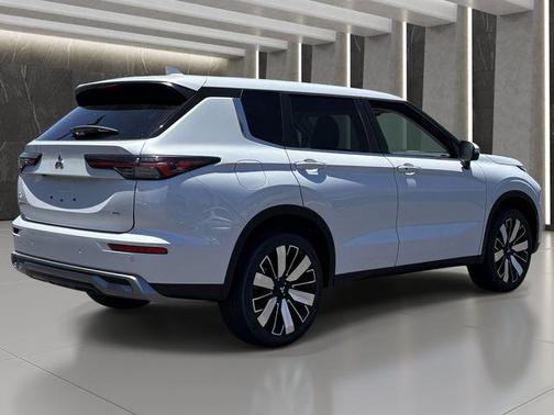 White Diamond 2026 Mitsubishi Outlander SE
