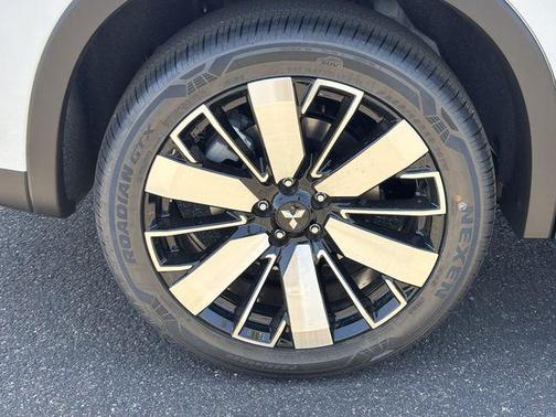 White Diamond 2026 Mitsubishi Outlander SE