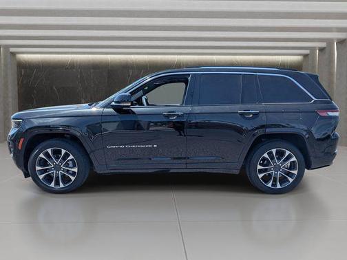 Diamond Black Crystal Pearlcoat 2023 Jeep Grand Cherokee Overland