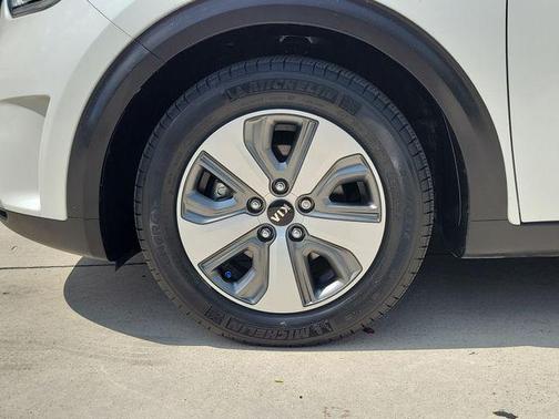 Snow White Pearl 2019 Kia Niro LX